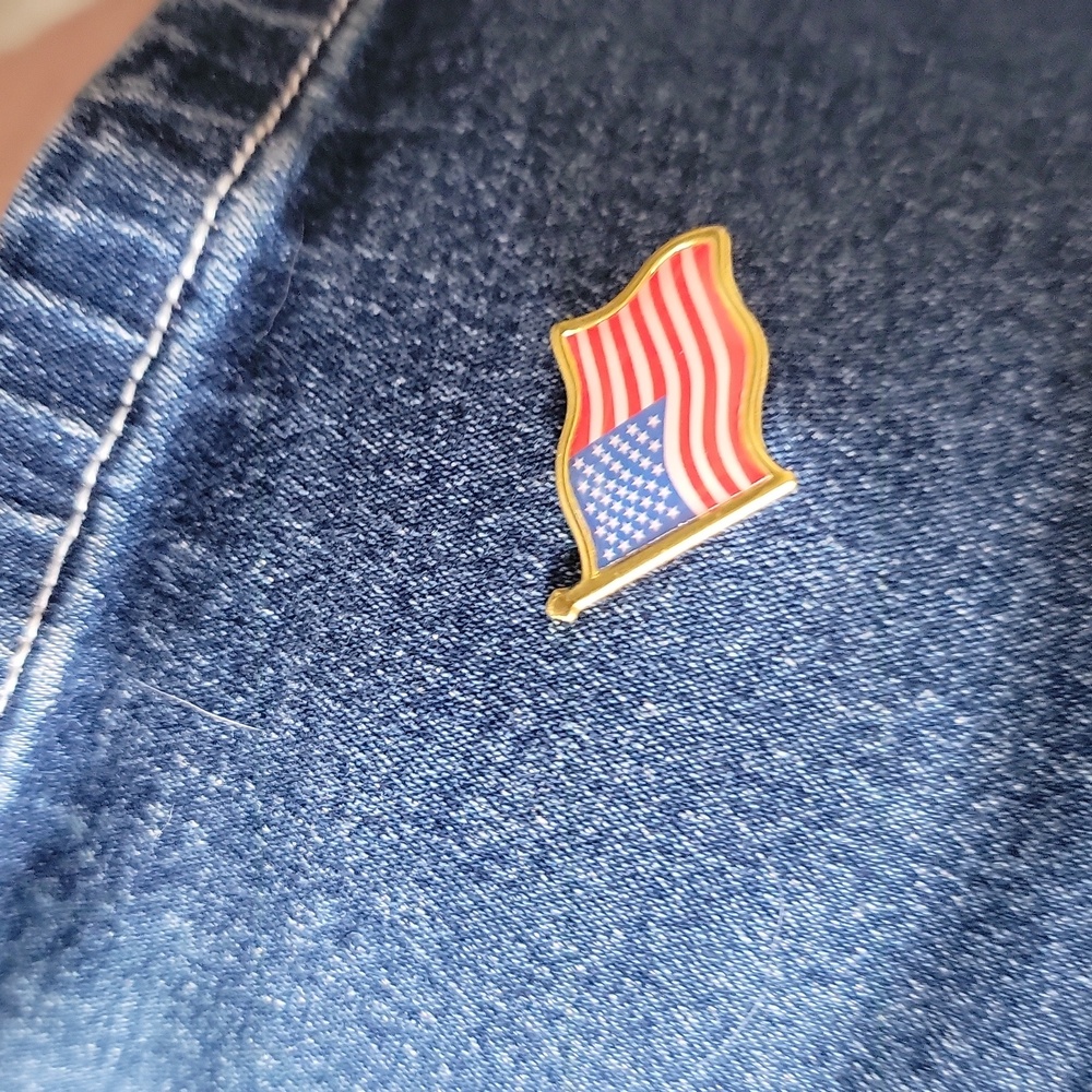 American Flag Lapel Pin Set of 2 Red White Blue Patriotic Pins New - Picture 8 of 10